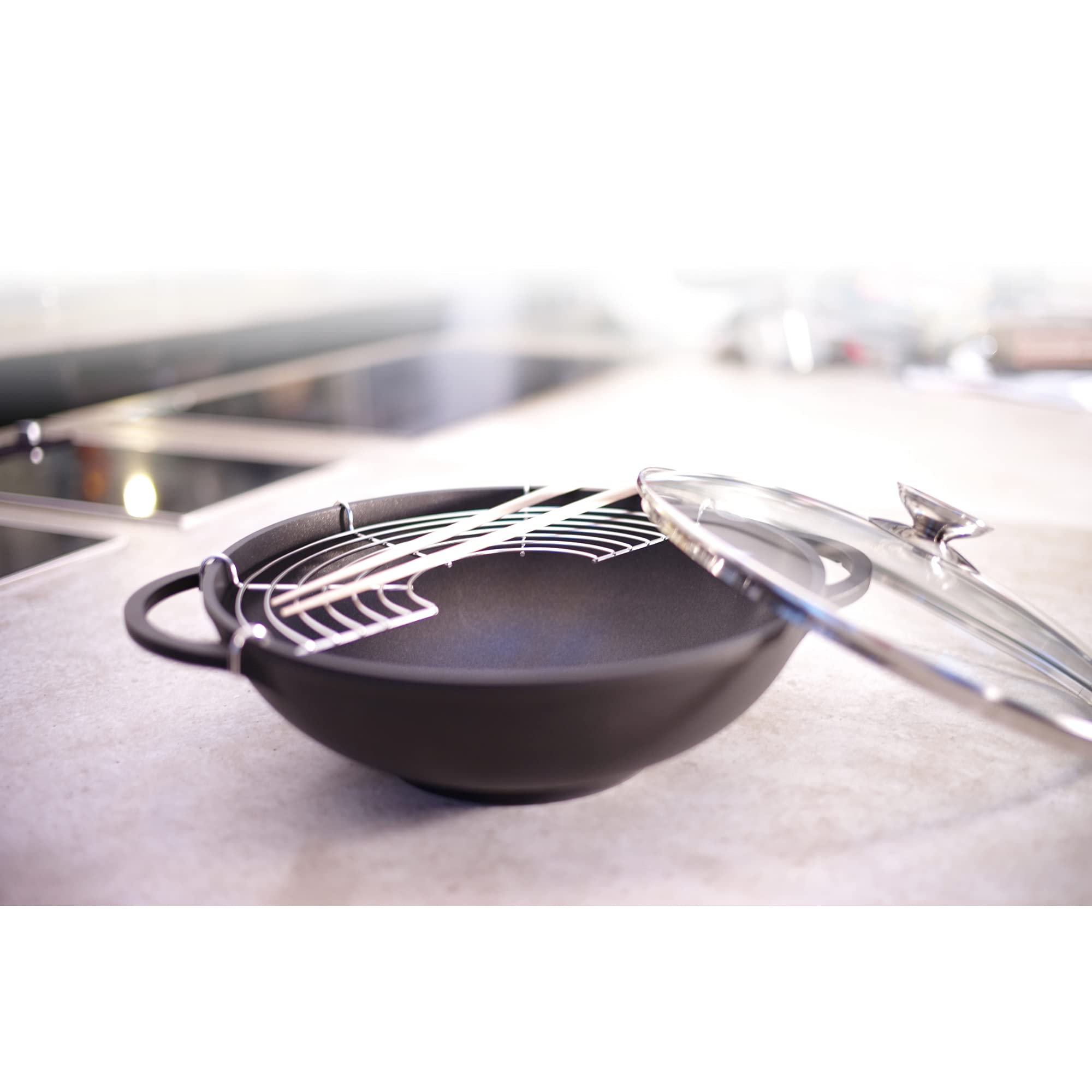 Berndes Classics Wok Bonanza 32 cm, Wokpfanne mit Glasdeckel und Stäbchen, 3-lagiger Antihaftversiegelung und Holzgriff, robuster Aluguss, antihaft beschichtet, grau