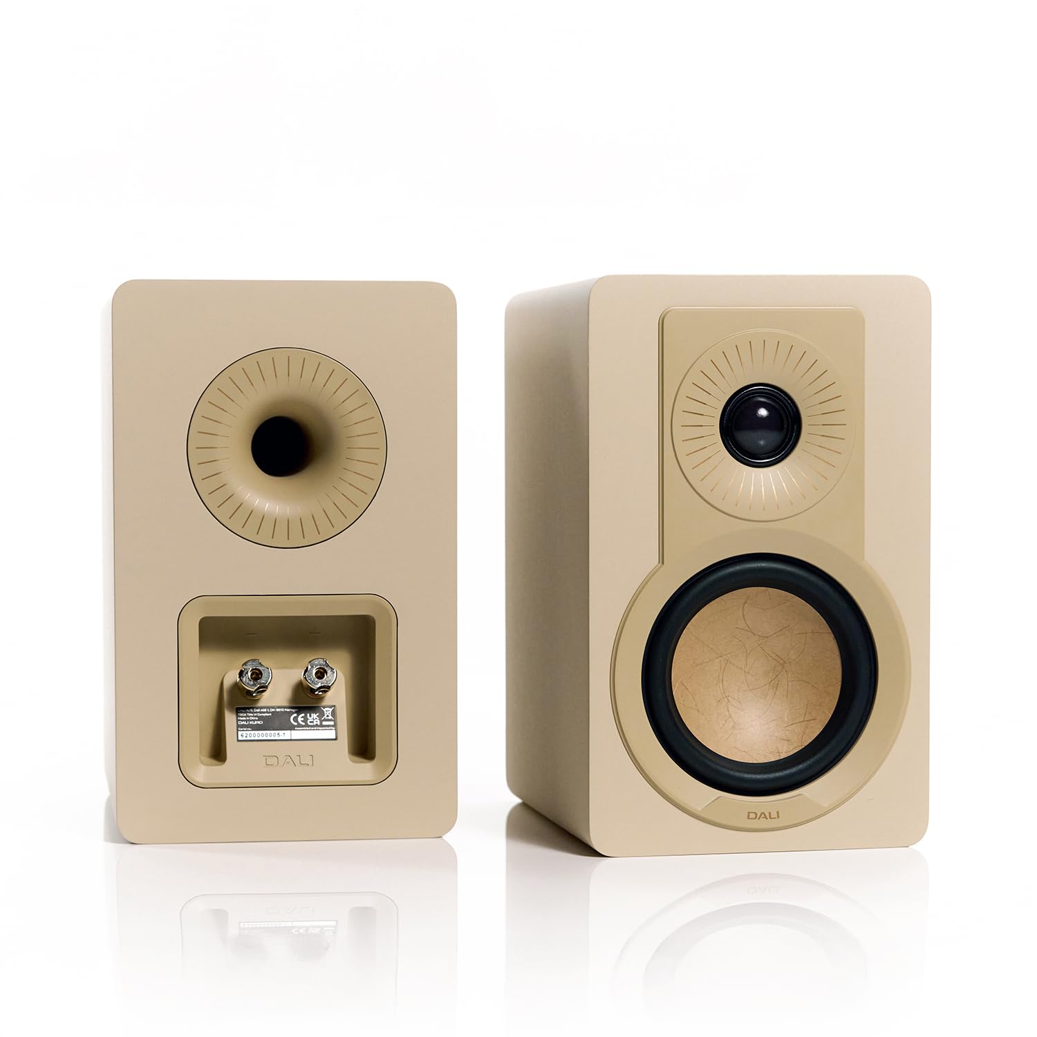 DALI KUPID - Altavoces compactos de alta fidelidad pasivos de alta fidelidad, diseño de 2 vías con woofer de 4.5 pulgadas y tweeter de 1 pulgada, incluye soporte de pared (par), color blanco caramelo