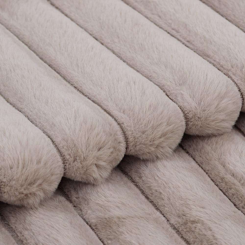 Madizz 2 Pezzi Federe in Lana Corta Velluto Copricuscini Morbido Decorativo Fodere per Cuscino Lusso Stile per Divano Camera da Letto Tortora chiaro 40 x 60 cm