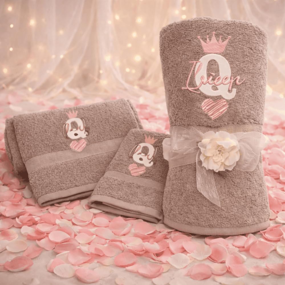 D&Vlab Kit Set Completo asciugamani da bagno 3 pezzi Telo viso bidet Personalizzate Ricamate con Nome - Spugna di Puro Cotone Idrofilo beige - Idea Regalo per lui e lei Albergo KING E QUEEN (QUEEN)