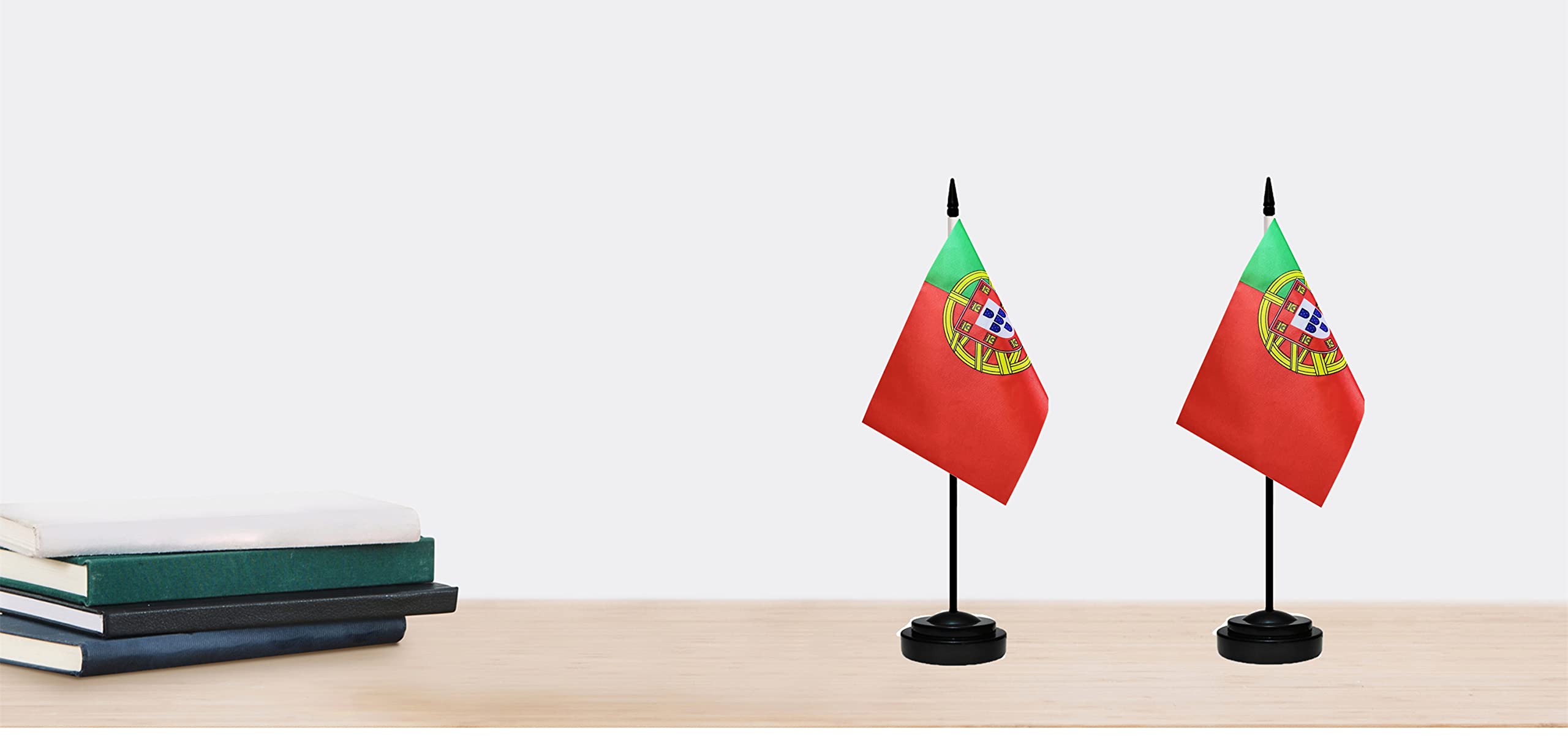 Lot de 2 drapeaux de bureau portugais de luxe avec mât solide, base noire et dessus en lance