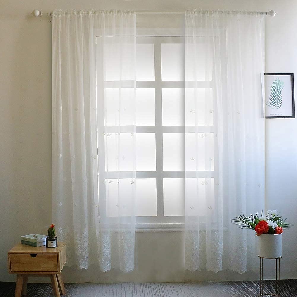 Rideaux transparents en voile contre le vis-à-vis pour retrouver un salon lumineux et intime