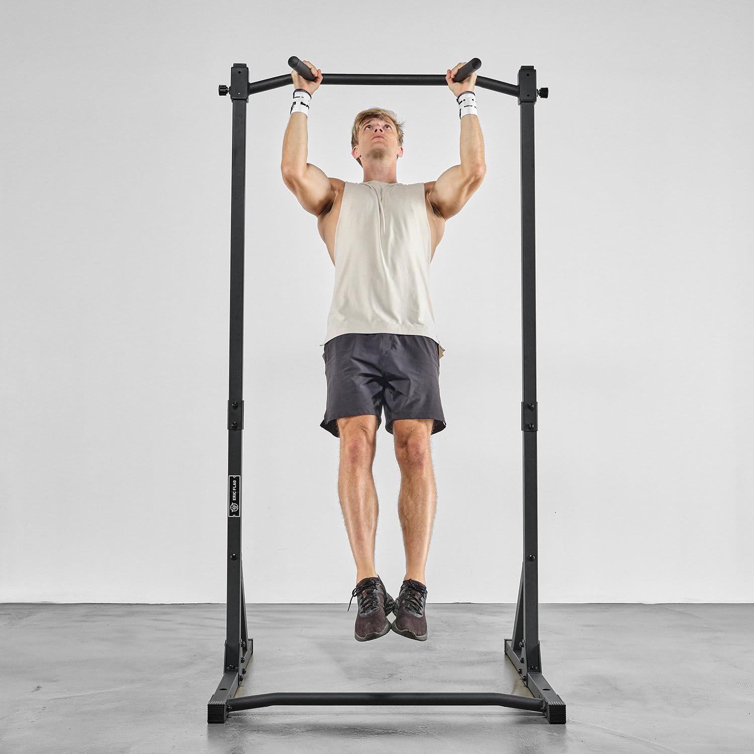 Eric Flag - Barre de Traction Réglable de 105 cm à 210 cm pour la Musculation, Calisthenics, Home Gym - Barre de Traction sur Pied et Sans Fixation en Acier, Supporte Jusqu’à 300 KG de Charge