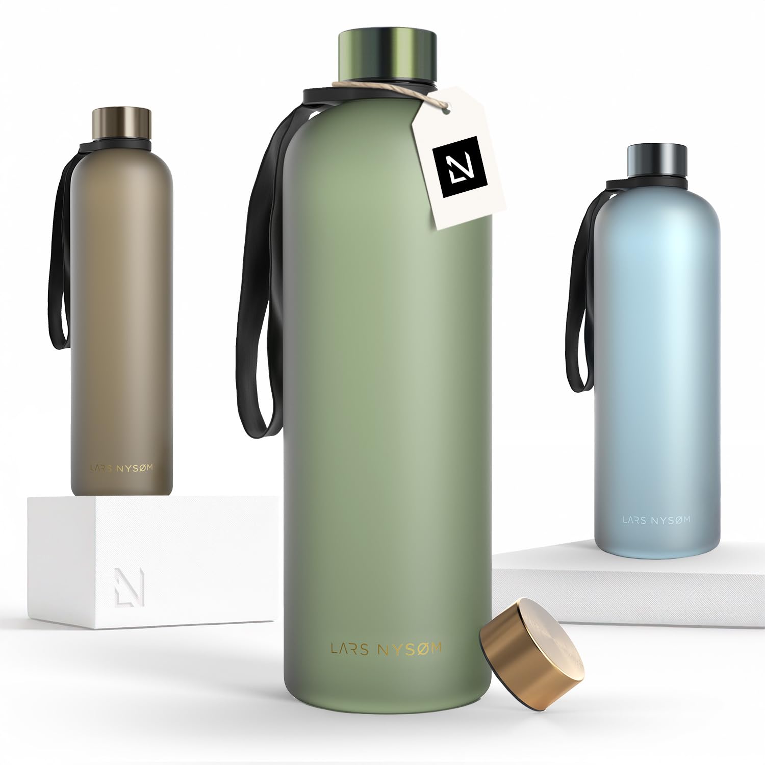 LARS NYSØM Trinkflasche 1 5l | Wasserflasche 1500ml | Ultraleichte Tritan Sport Flasche auslaufsicher, Kohlensäure geeignet - für Sport, Büro, Yoga | 2 Deckel inkludiert (Green - Gold, XL 1500ml)