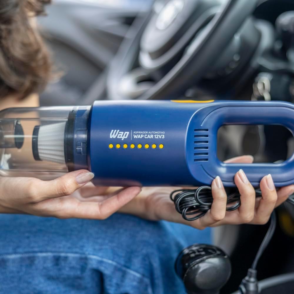 Mãos segurando o aspirador automotivo WAP azul e laranja, mostrando o design.