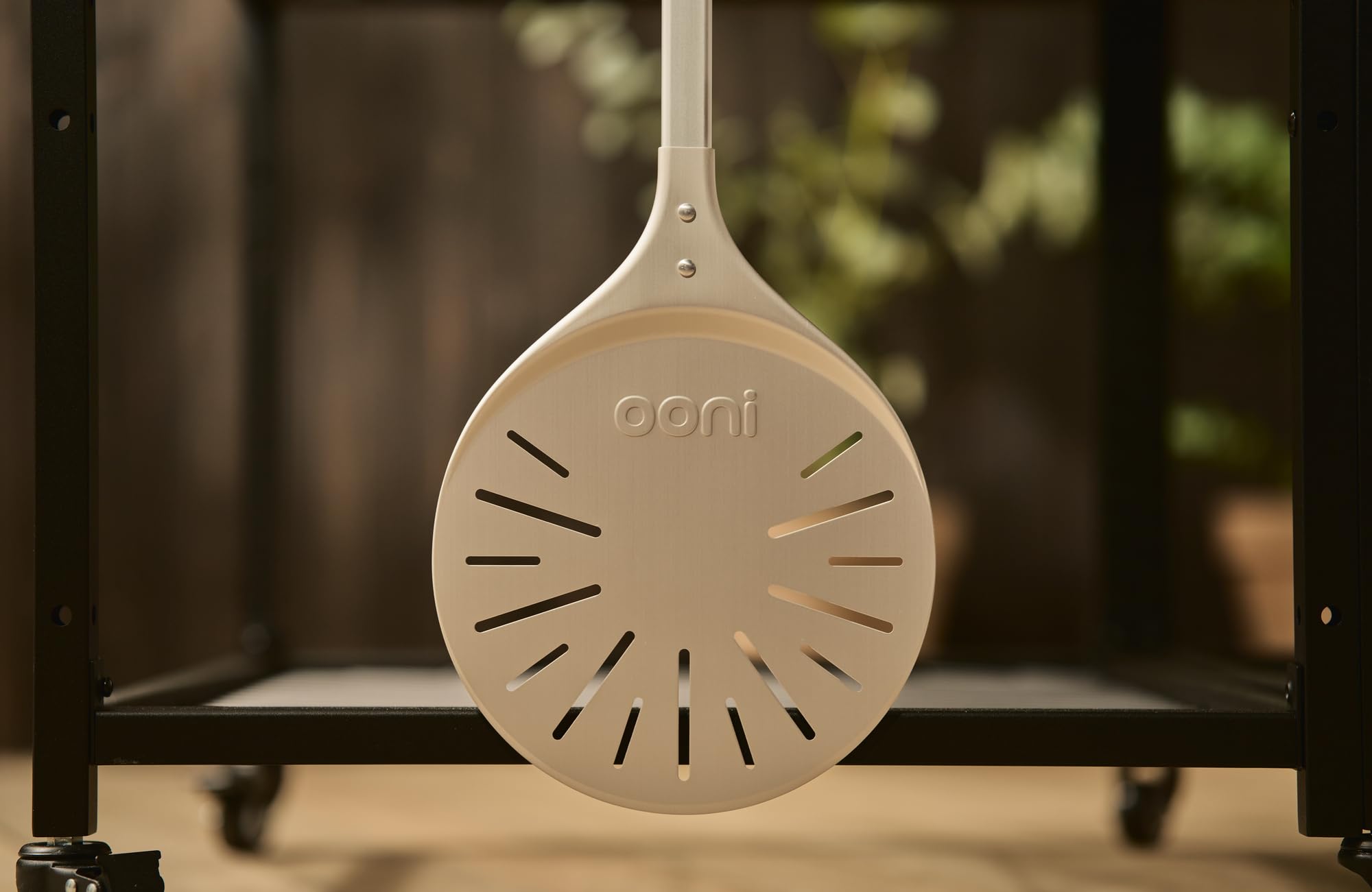 Ooni Pala giratoria para pizza, de aluminio perforado, de 9 pulgadas, ligera, de metal, con mango largo, herramientas para pizza, accesorios para horno de pizza