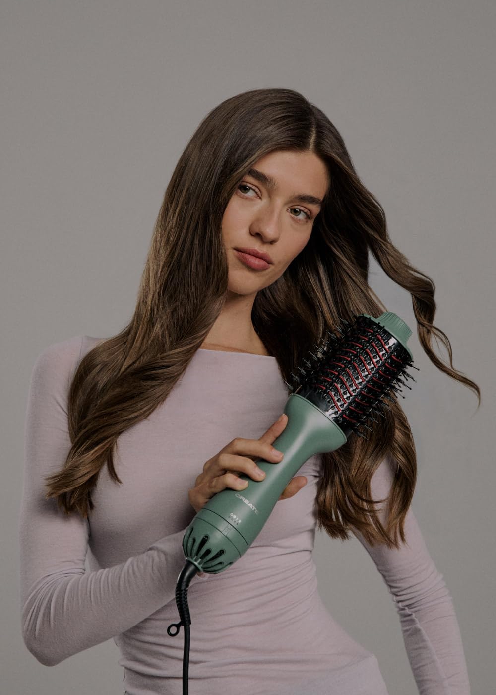 CREATE/CERAMIC LED VOLUME STYLER/Cepillo voluminizador verde sage/Función aire frío, doble tecnología LED, reduce el encrespamiento, 3 ajustes de temperatura, diseño ergonómico, 1050W