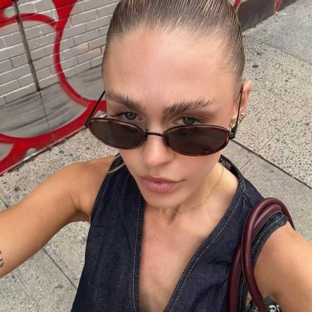 Gafas de sol con montura ovalada de metal, protección UV400, estilo retro.