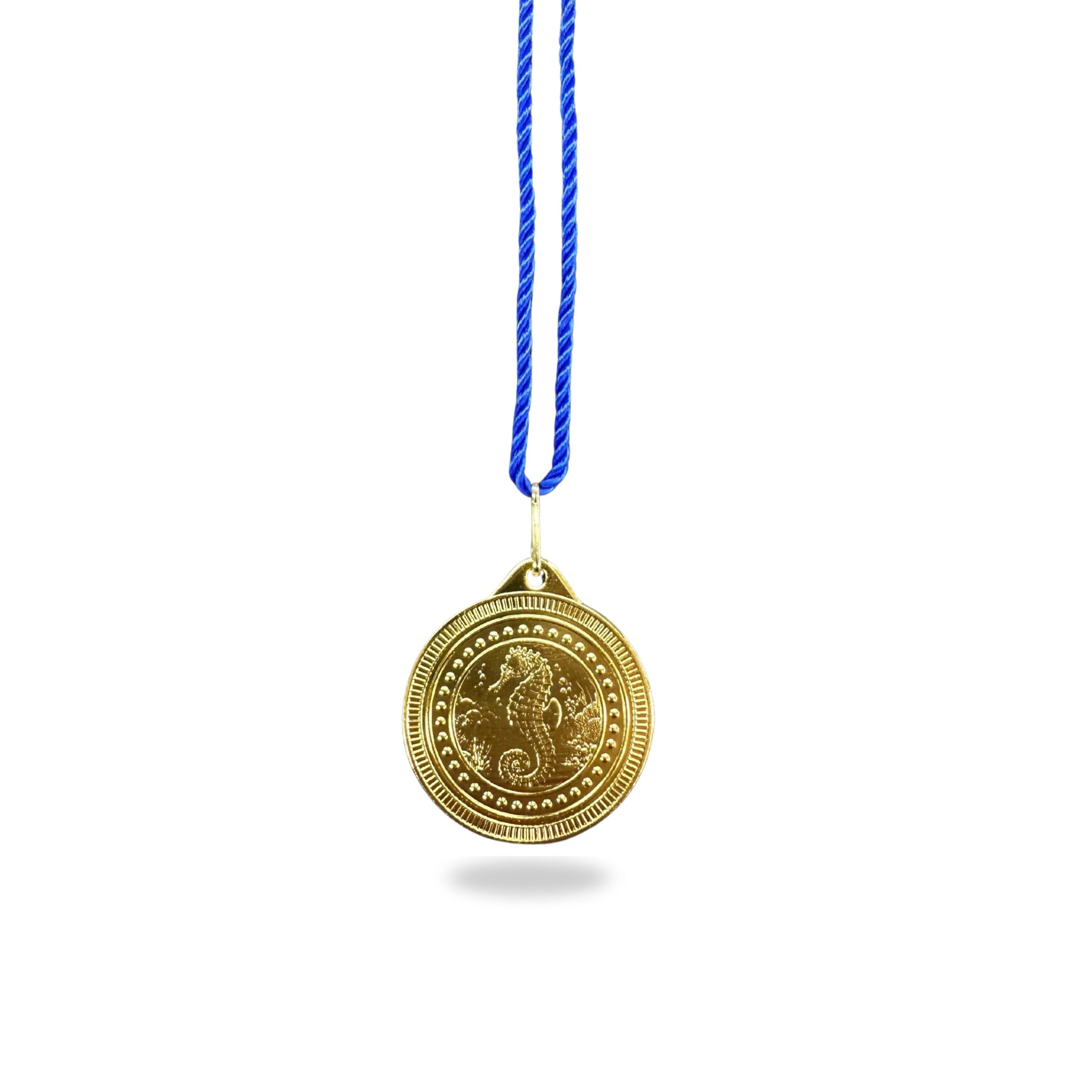 Seepferdchen Medaille 50 mm aus Metall – glänzende Schwimm Medaille für Kinder & Vereine – inklusive Kordel in Blau oder Rosa – 31 g – Ideal für Schwimmkurse & Wettkämpfe