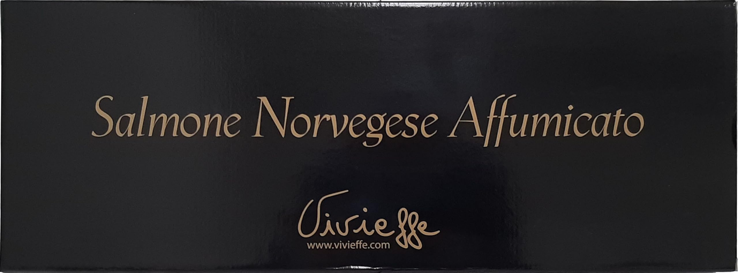 2 pezzi di Salmone Affumicato Norvegese (peso da 0,900 Kg a 1,100 Kg) preaffettato e astucciato. Con astuccio regalo nero.