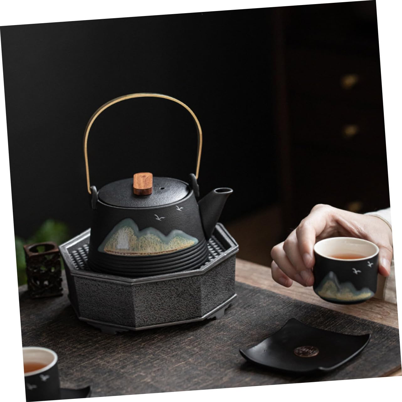 Tetera Diseño Creativo y Elegante Color Negro de Cerámica Pintada a Mano Mango de Tacto Frío para Sala de Té Profesional y Uso Hogar
