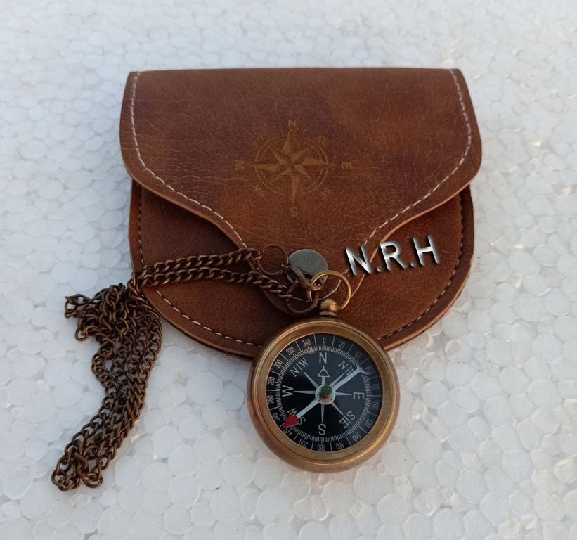Brújula de latón con estuche de cuero y cadena miniatura 6
