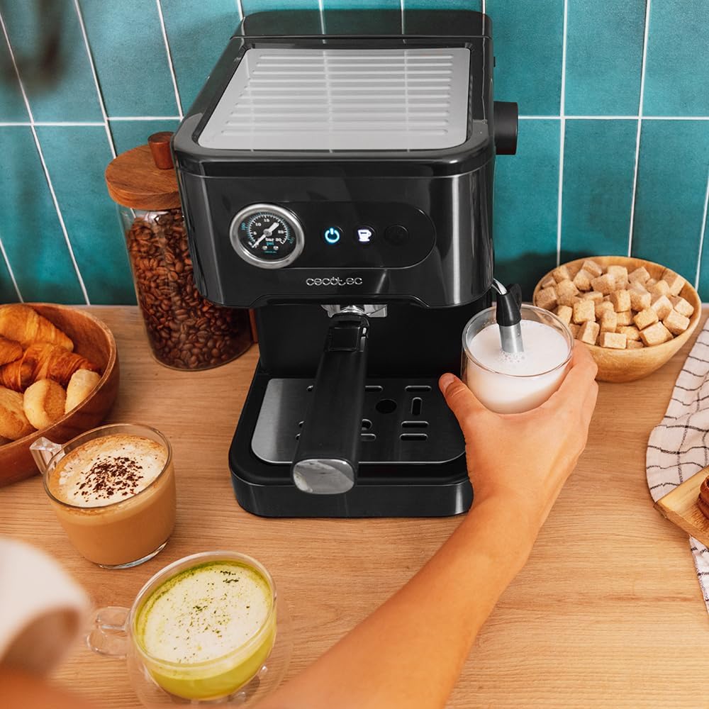 Hand frothing milk with the steam wand of the Cecotec Power Espresso 20 Pro