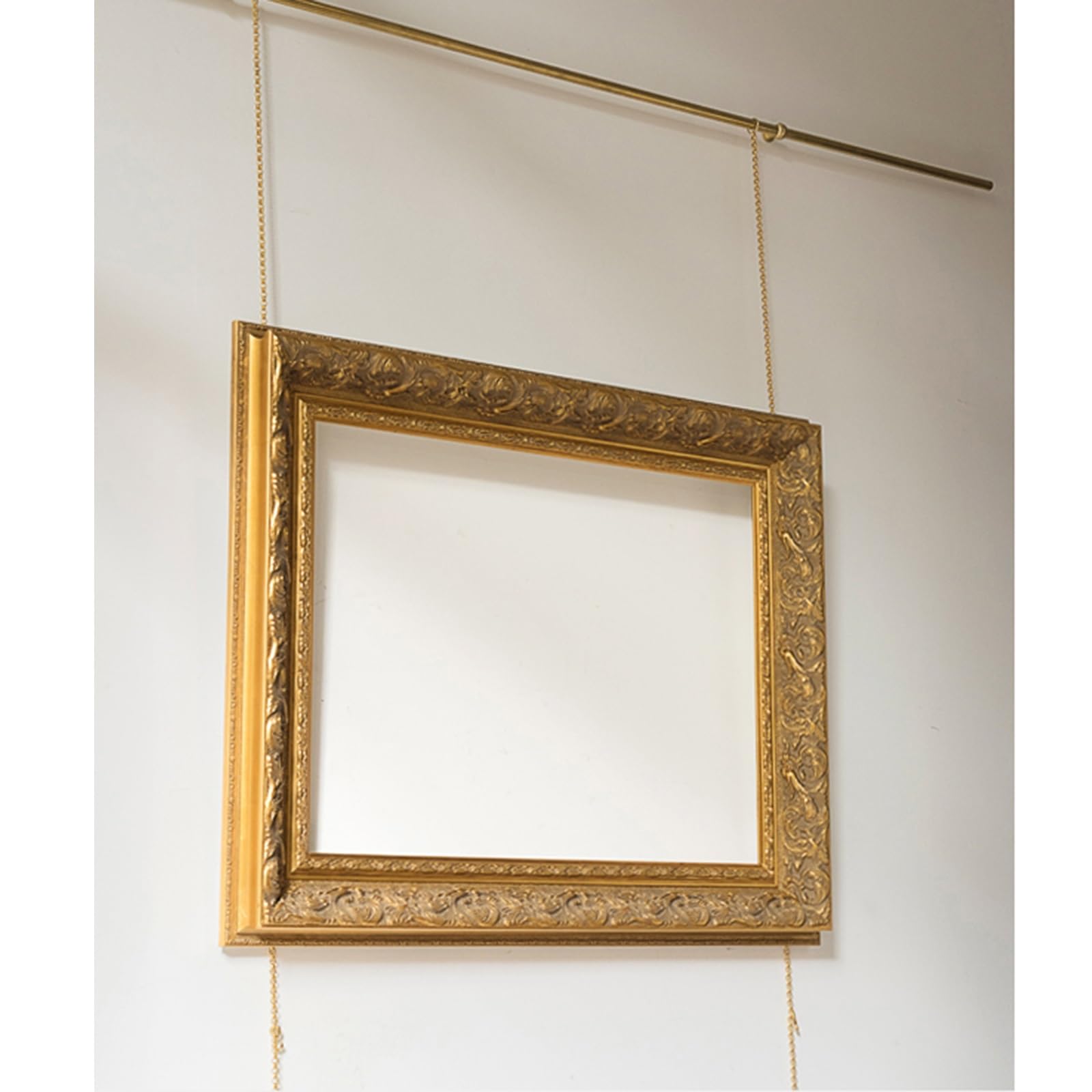 Système d'accrochage de tableaux en laiton pour créer une galerie d'art moderne au bureau