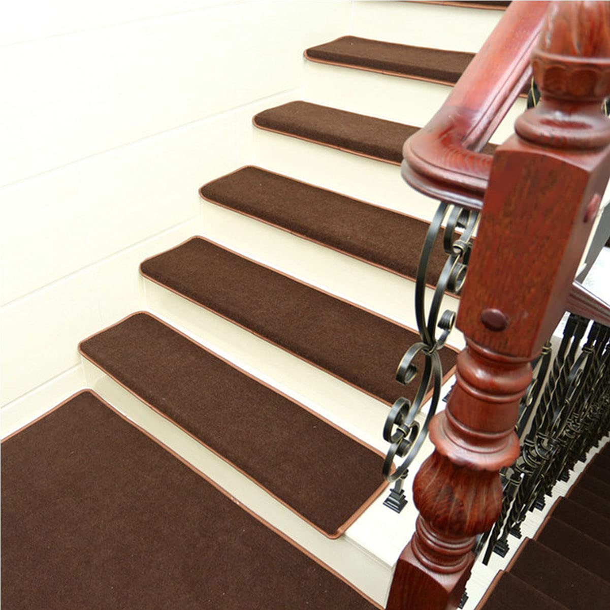 Alfombrillas para escaleras ideales para proteger a niños y perros en peldaños de madera