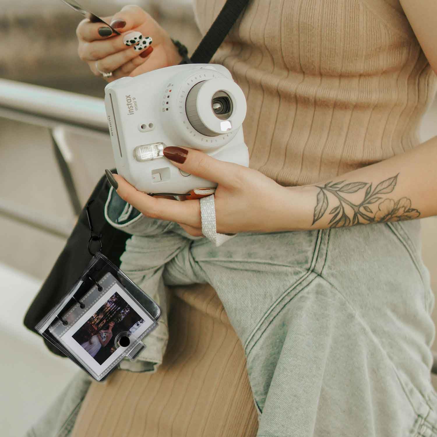 Álbum de fotos pequeño de viaje de 2 x 3 pulgadas con llavero, 25 bolsillos para Fujifilm Instax Mini Series, Polaroid Snap, cámara instantánea Z2300, impresora con cremallera (negro, 1 unidad