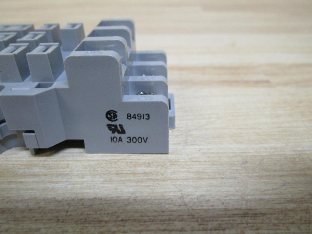 Idec SR3B-05 Relay Socket SR3B05 (Pack of 5)