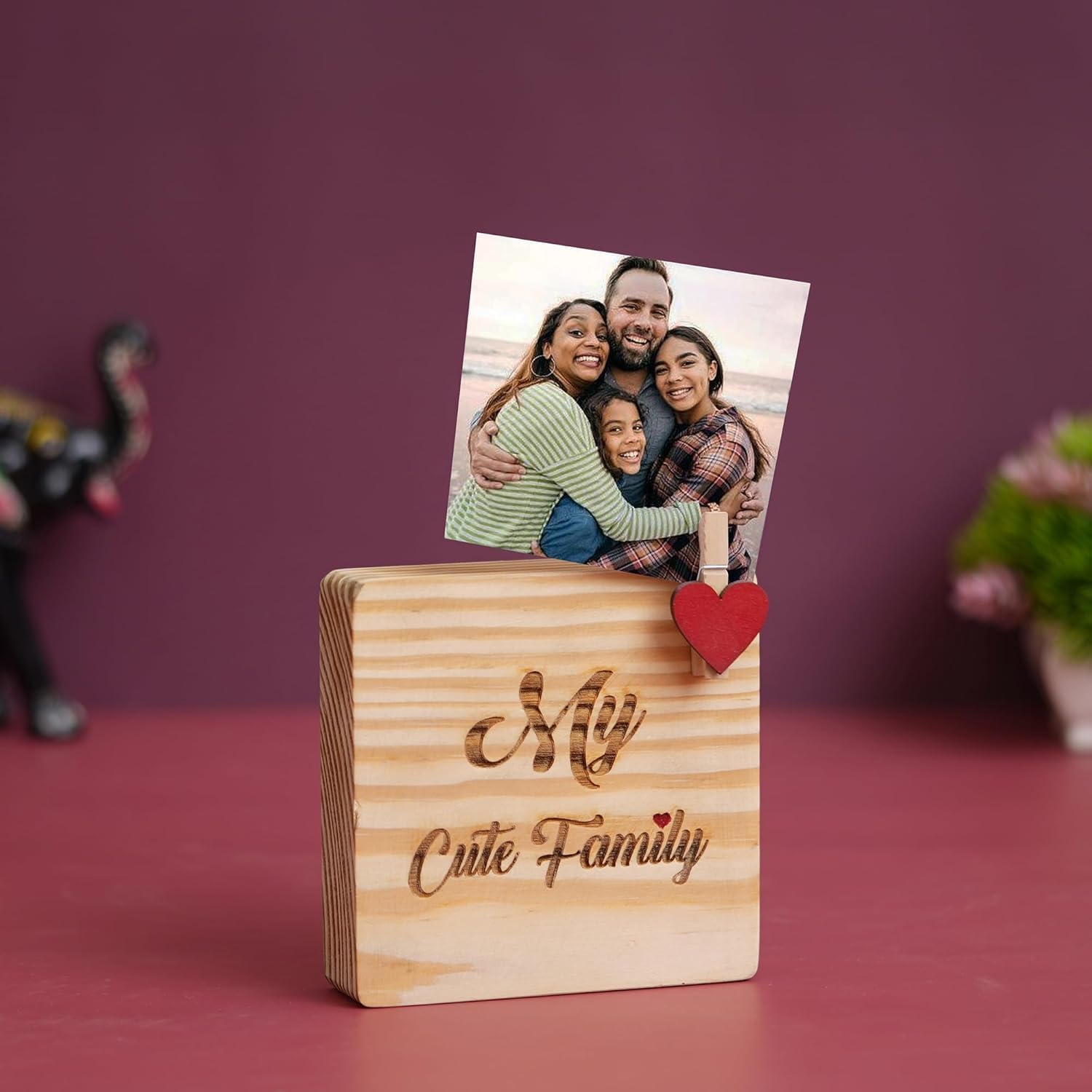 Cadre photo personnalisé en bois marron et rouge en cœur pour la Saint-Valentin