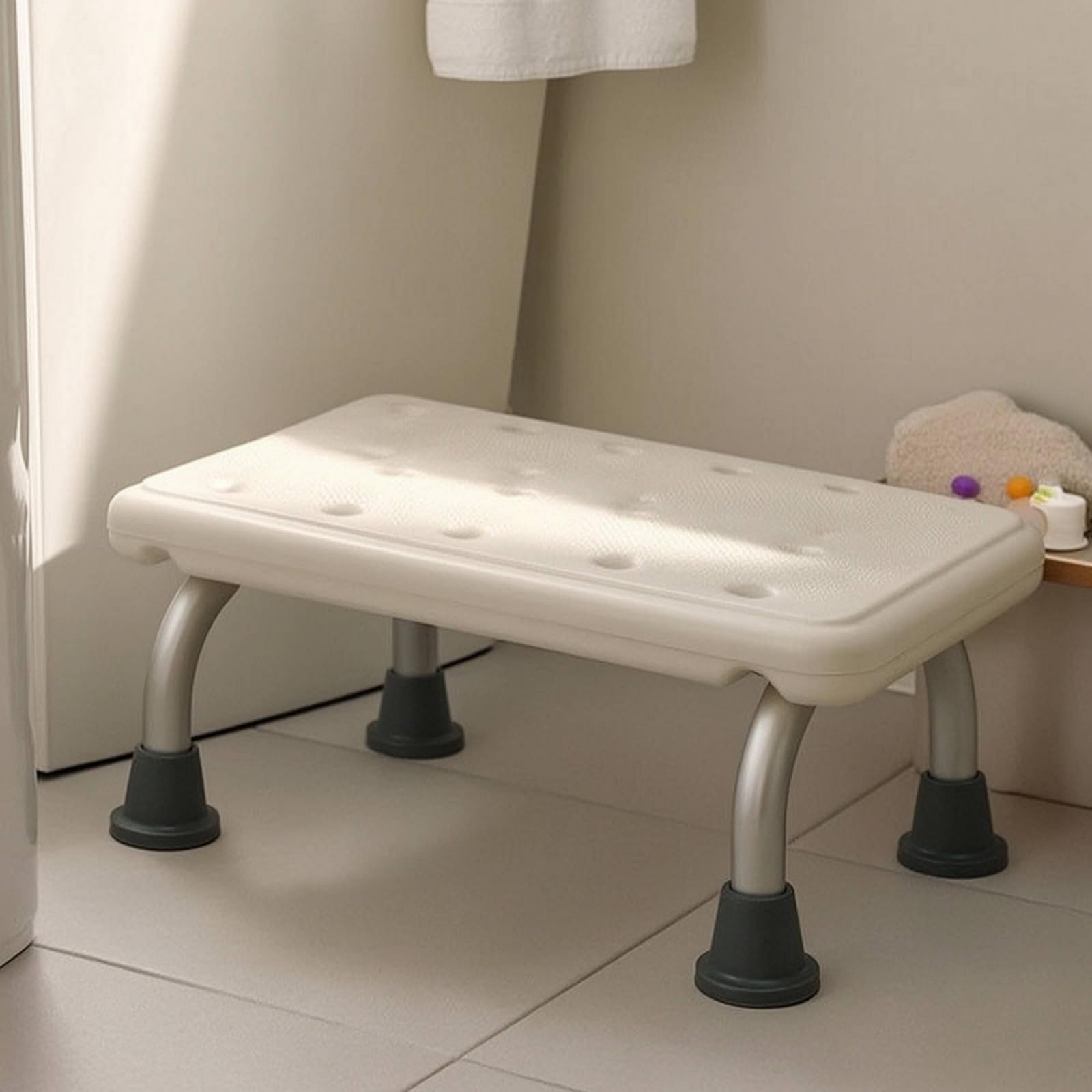 Taburete de Baño Elevado Antideslizante Escalón de Ducha Banco de Apoyo Estable con Patas con Pie Antideslizante y Superficie con Puntos de Agarre Adecuado para Ducha Lavabo Familias