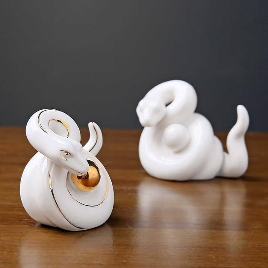 干支白蛇 縁起の良い「白蛇」をモチーフにした干支モデルのシューズを発売