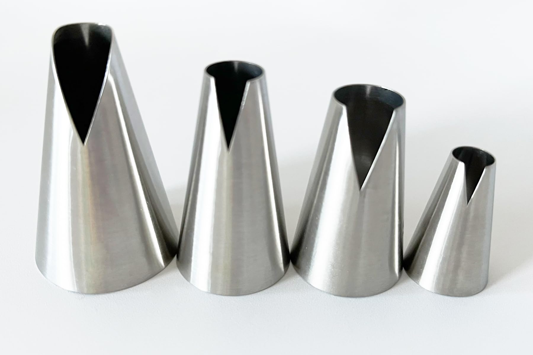 4 Pieces Russian Piping Tips Set, Stainless Steel Icing Tips, V-shaped Wave Cake Decorating Nozzles Icing Tips for Pastry Cupcakes Cakes Cookies Decorating, Baking Icing Tools