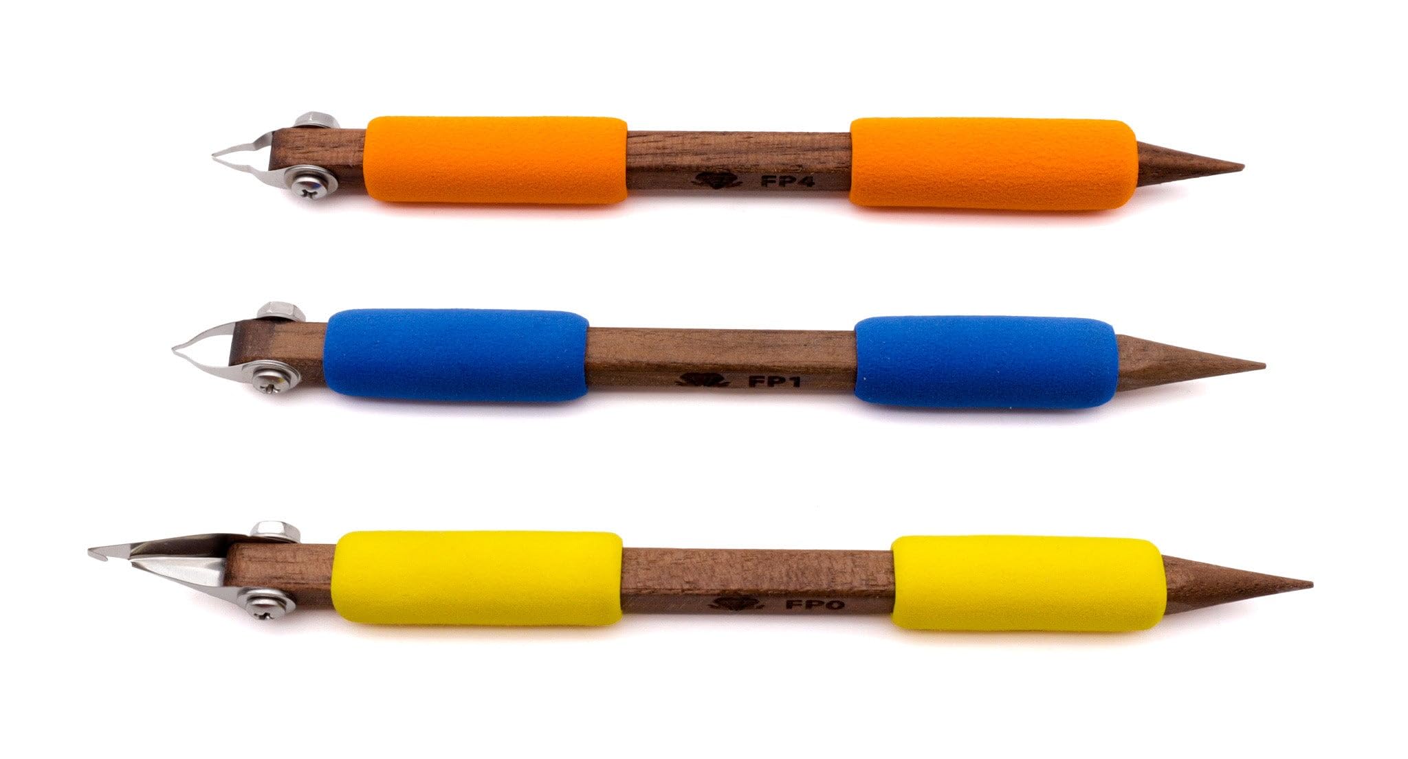 Outils de sculpture de poterie au studio : créez de superbes designs de surface céramique