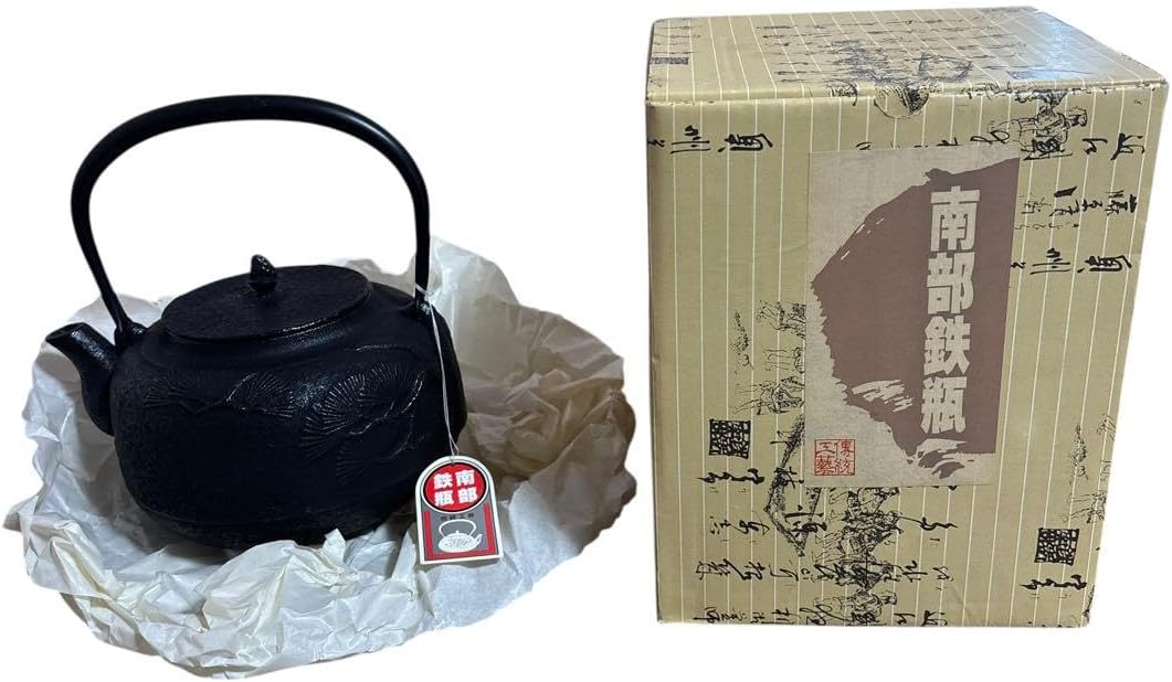 新品、供箱、付属品付　南部喜州 (及川 喜徳)造　鍛治打袋鉉　１５型　南部鉄瓶 新品、供箱、付属品付南部喜州 (及川 喜徳)造鍛治打袋鉉15型