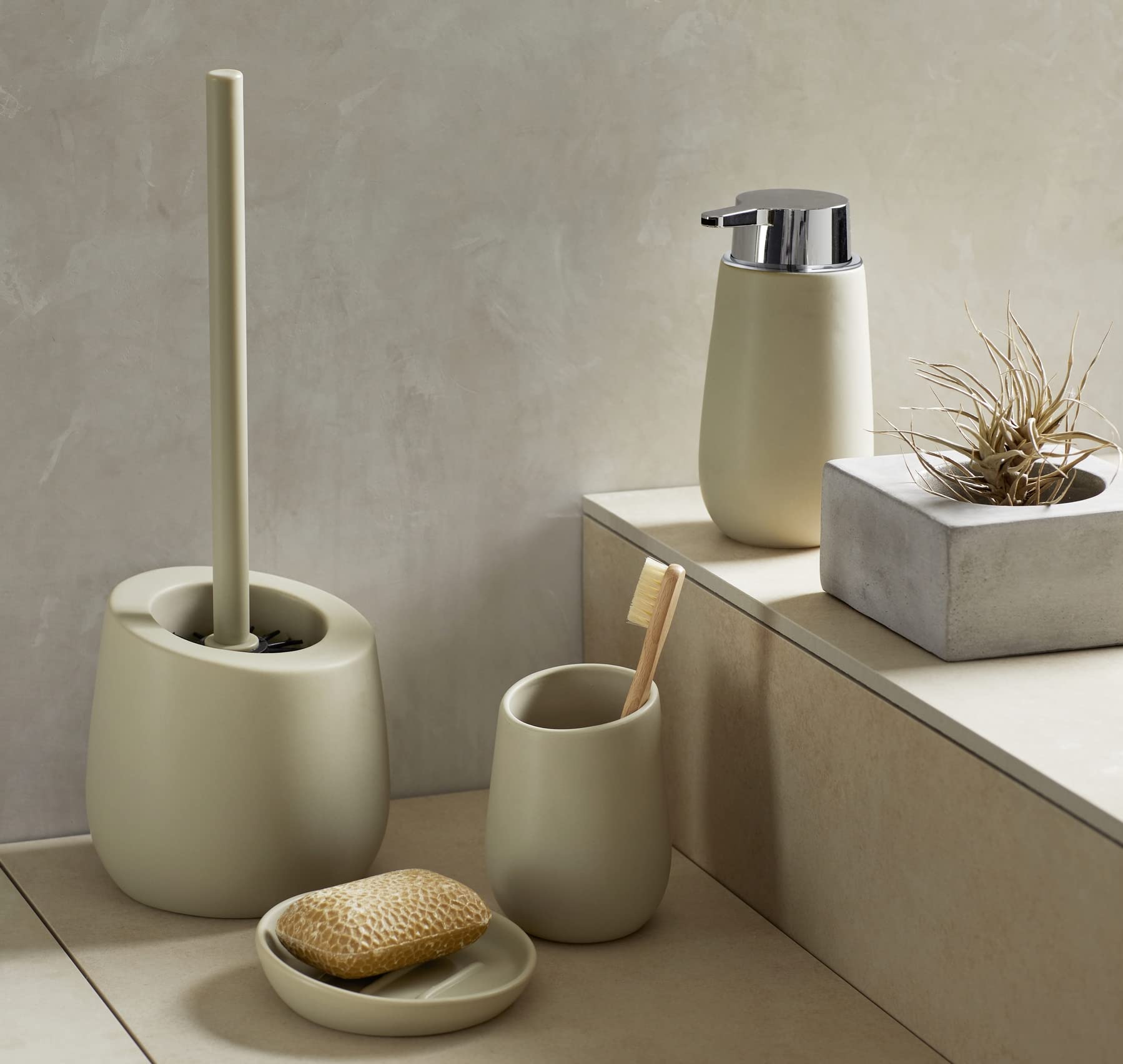 WENKO Spazzolino da bagno Badi beige ceramica - Portascopino WC con ciuffo in silicone e puliscibordo, Ceramica, 13.5 x 38 x 13.5 cm, Beige
