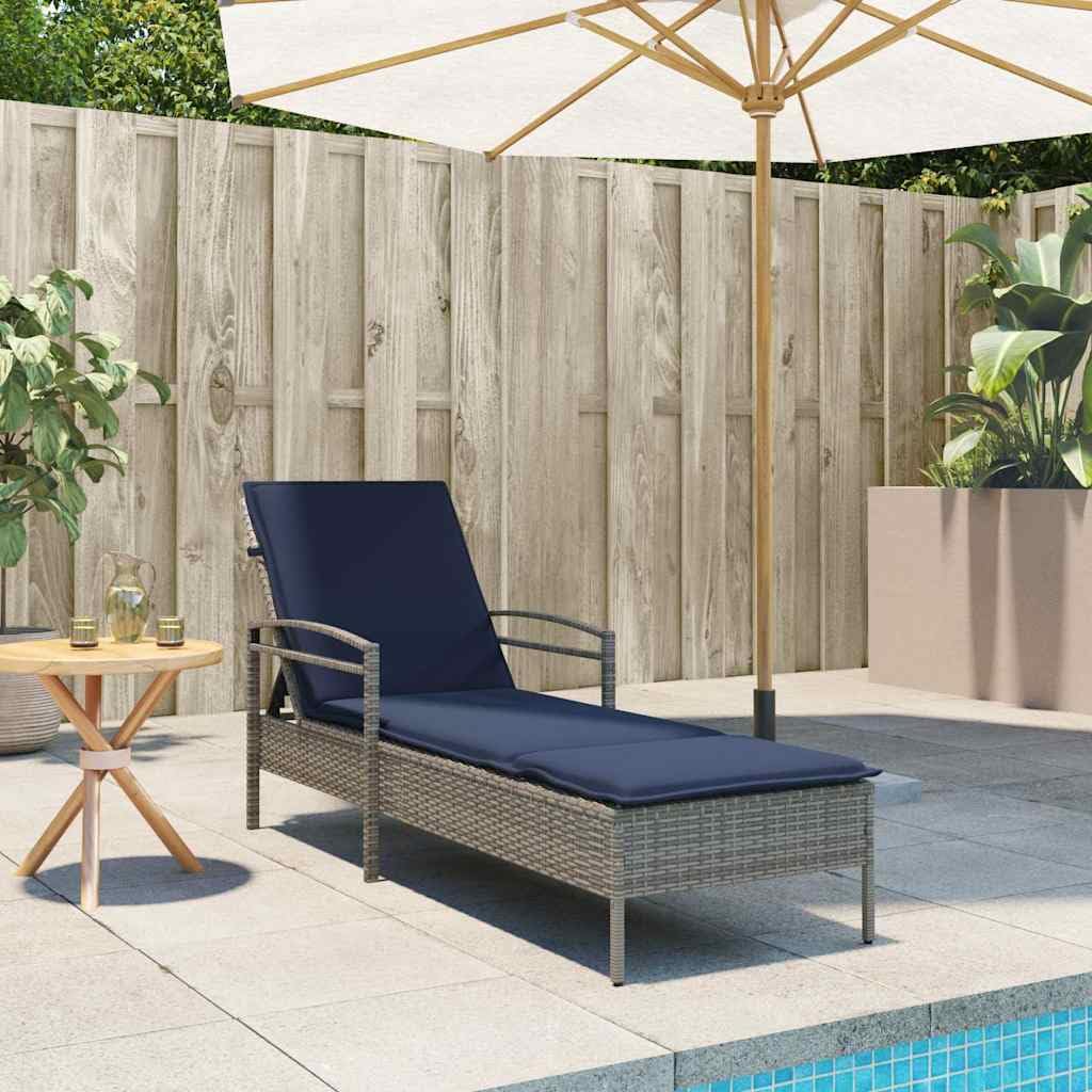 Lettino Prendisole in Polyrattan Grigio con Cuscino Blu Navy | Sdraio da giardino reclinabile in 3 posizioni, ideale per terrazza, bordo piscina e solarium esterno.