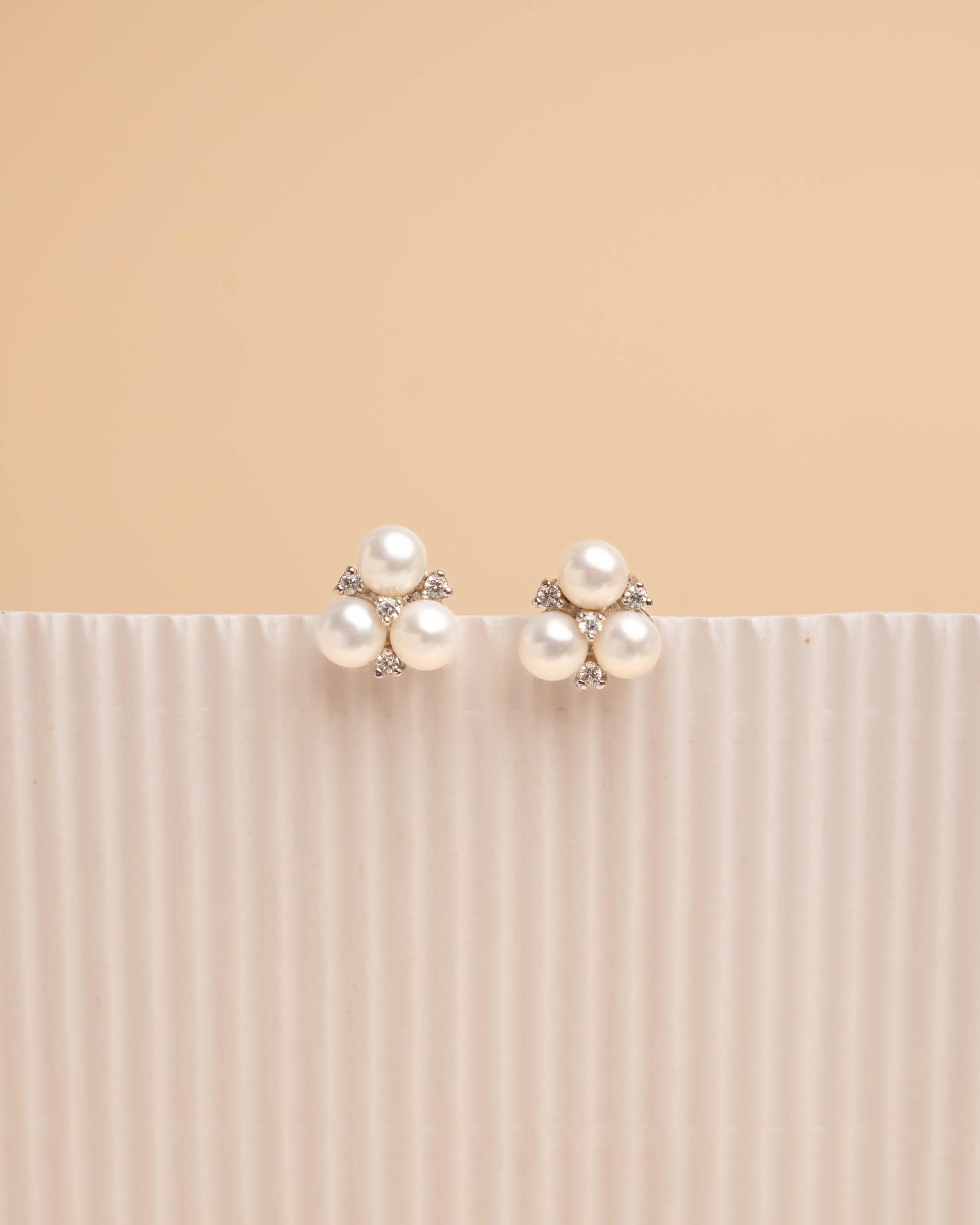 Pendientes de Mujer de Perlas Cultivadas de Agua Dulce Botón de 4-5 mm con circonitas Secret & You - Pendientes de Plata de Ley Rodiada de 925 Milésimas con Tuercas Grandes de Calidad.
