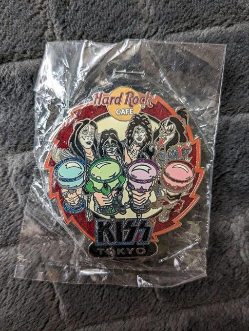 ハードロックカフェ福岡　6thアニバーサリー　キッスパズルピンバッジ　化粧箱付き Amazon.co.jp: KISS キッス ピンバッジ ハードロックカフェ 限定