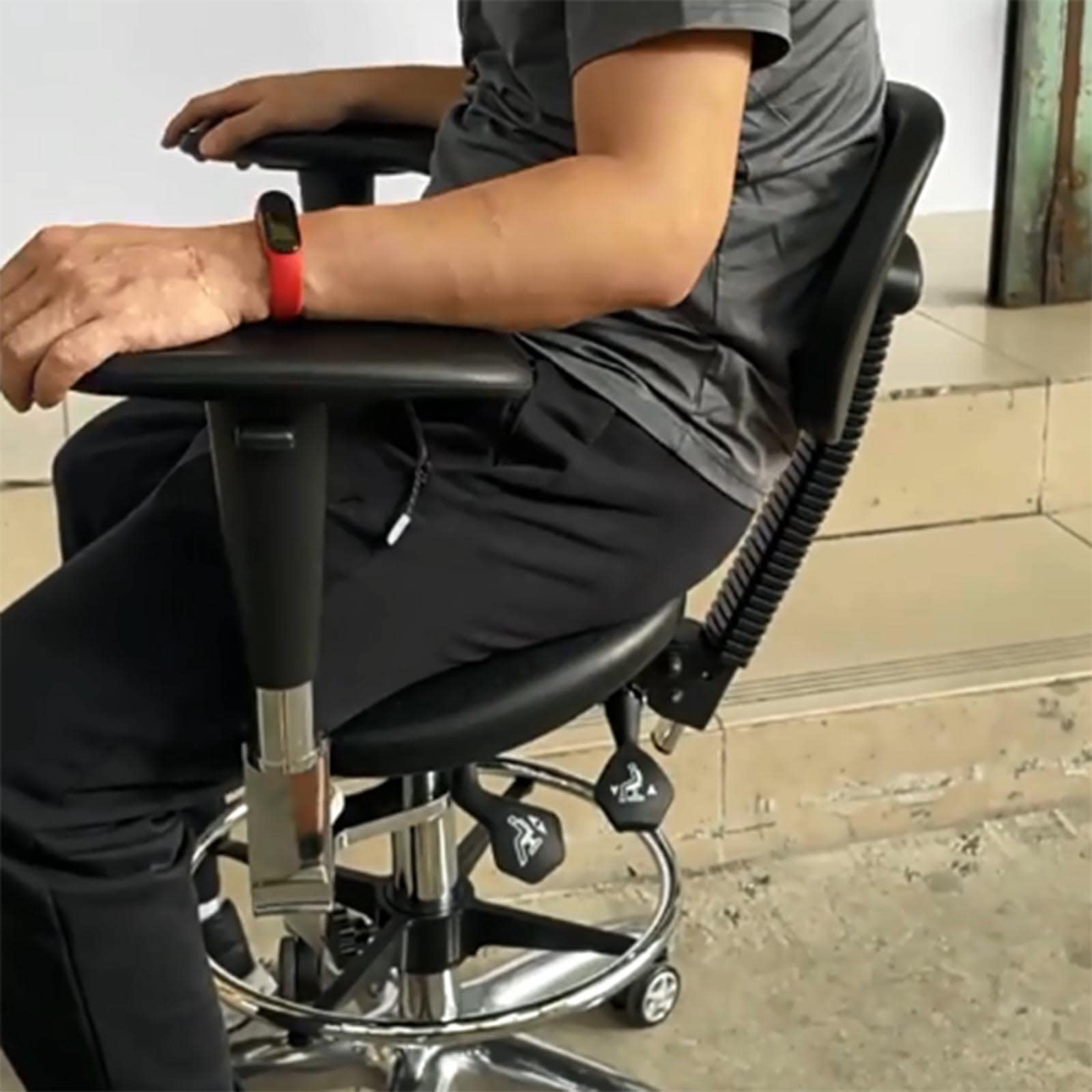 Silla de montar para dentista, taburete ajustable con respaldo y reposabrazos, rotación de 360 grados, tapicería de poliuretano para mayor comodidad y apoyo