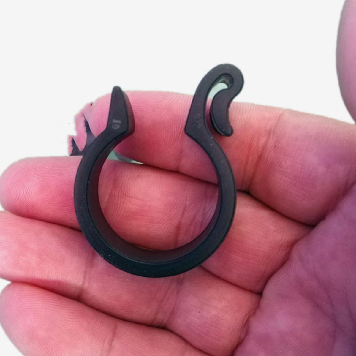 Luxshiny 100pcs Plastic Garden Irrigation Tube Clips with Quick Installation and Weather Resistance, Black Hose Clamps for Gardens and Greenhouses, Sturdy Plastic Irrigation Hose Fixing image 4