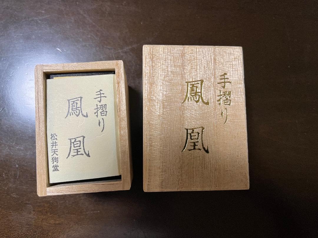 松井天狗堂 花札 手摺り 鳳凰 金地 裏黒 古歌入りです。 Amazon |