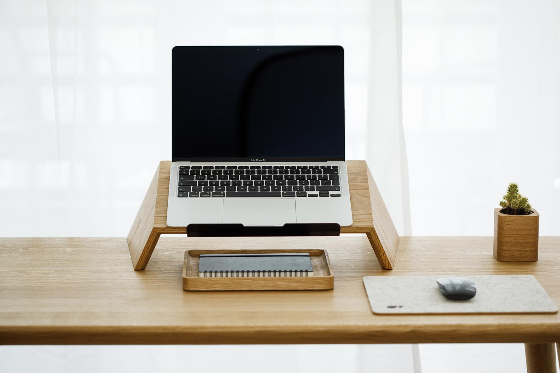 Oakywood Soporte para portátil - Hecho a Mano - Soporte de Madera Natural, Compatible con MacBook y portátiles de 15-16" - Soporte para portátil - 50x25x15cm - Roble