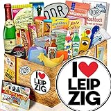 24 OSTPRODUKTE in GESCHENK BOX: Trabi Puffreis Schokolade, Wikana Butterkeks Wittenberger, Pfeffi 5 Stangen, Liebesperlen Babyfläschchen 70g, Eierpieker Eierstecher, Eierlöffel 2Stück, Crottendorfer Räucherkerzen, Viba Nougat Stange, Kleiner Maulwurf Schokotäfelchen, Zitronenkissen Viba, Chokis Sandmann + Co., Grießbrei Komet, Flaschenöffner 