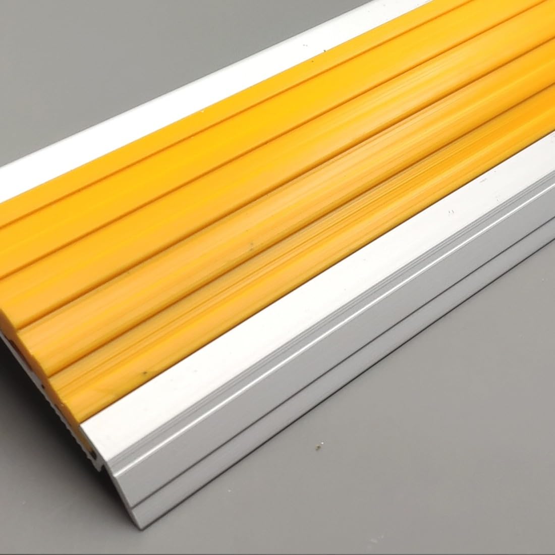100/120/150cm Aluminiowe listwy schodowe, 60x27mm w kształcie litery L Żółte winylowe ochraniacze krawędzi schodów, antypoślizgowe stopnie Profilowanie nosków(150cm/59in)