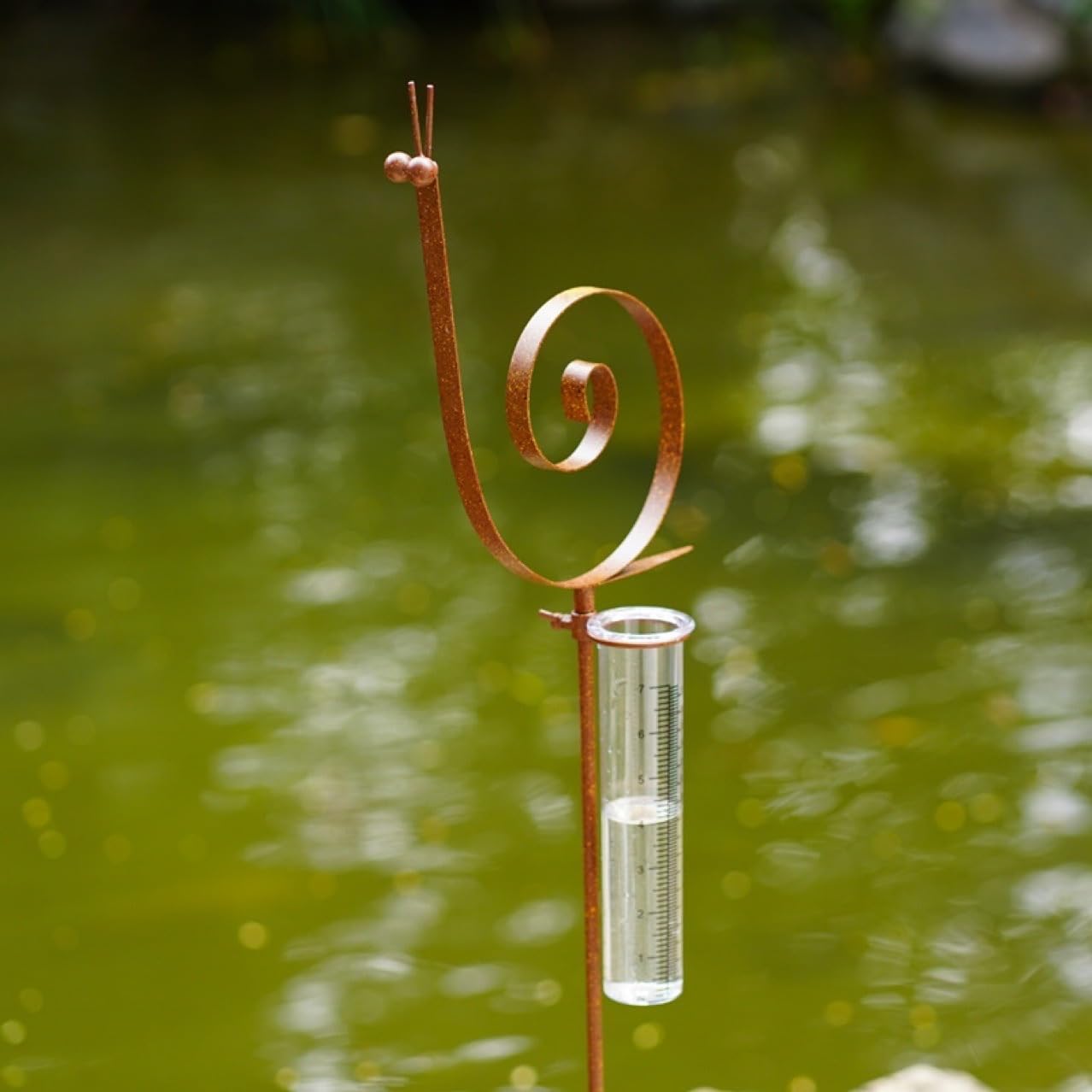 Gartenstecker Rost Regenmesser Schnecke, Gartendeko für Draußen Wetterfest Edelrost Niederschlagsmesser mit Messglas, Rustikale Gartendeko Rost Metall Tierfigur für Beet Balkon Rasen, 93cm (A)