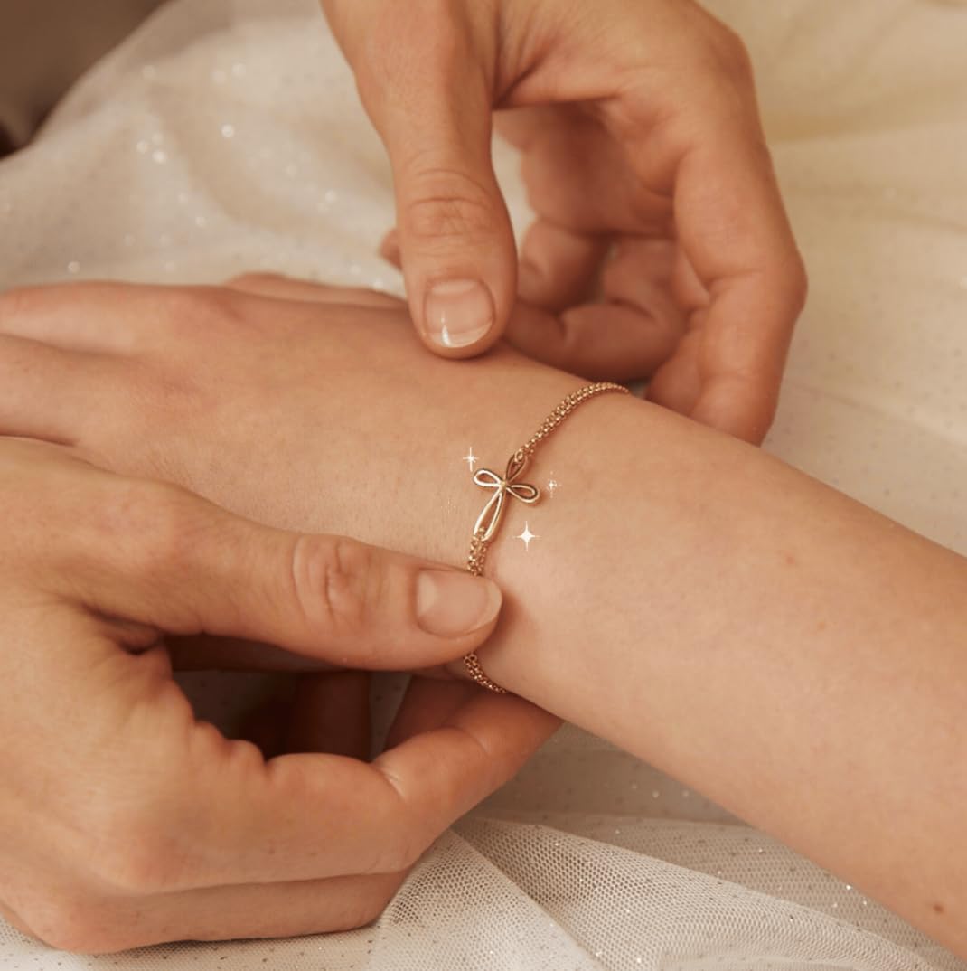 Molly Brown London - Braccialetto placcato oro 18 carati, con croce e scritta "Love", ideale per battesimo, comunione, per ragazze, damigelle d'onore e damigelle d'onore