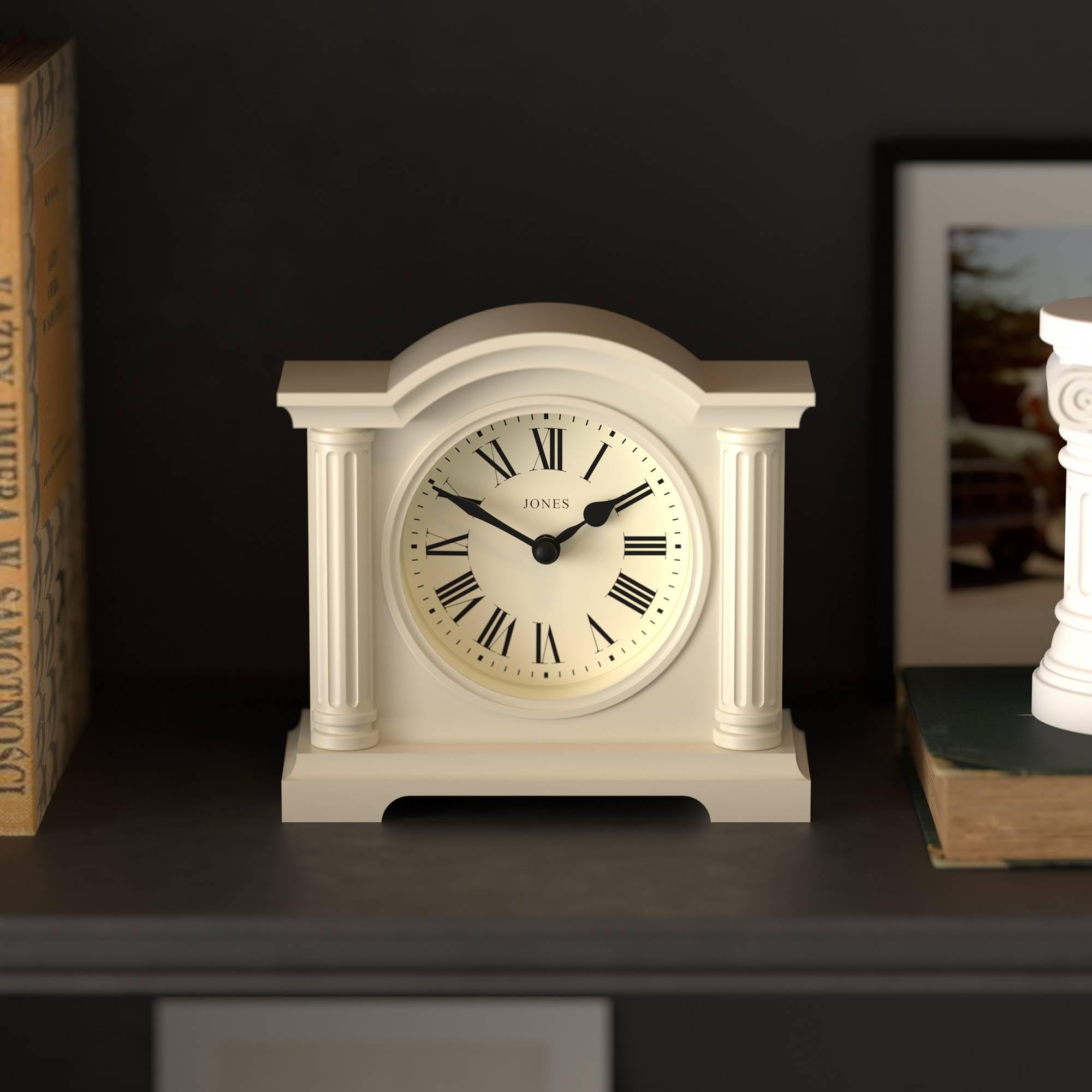 JONES CLOCKS® Kensington Reloj de repisa | Pequeño Reloj clásico de Arco Superior | Crema pálida | Estiloso y contemporáneo | Ideal para Escritorio, repisa de Chimenea, estantería o mesilla