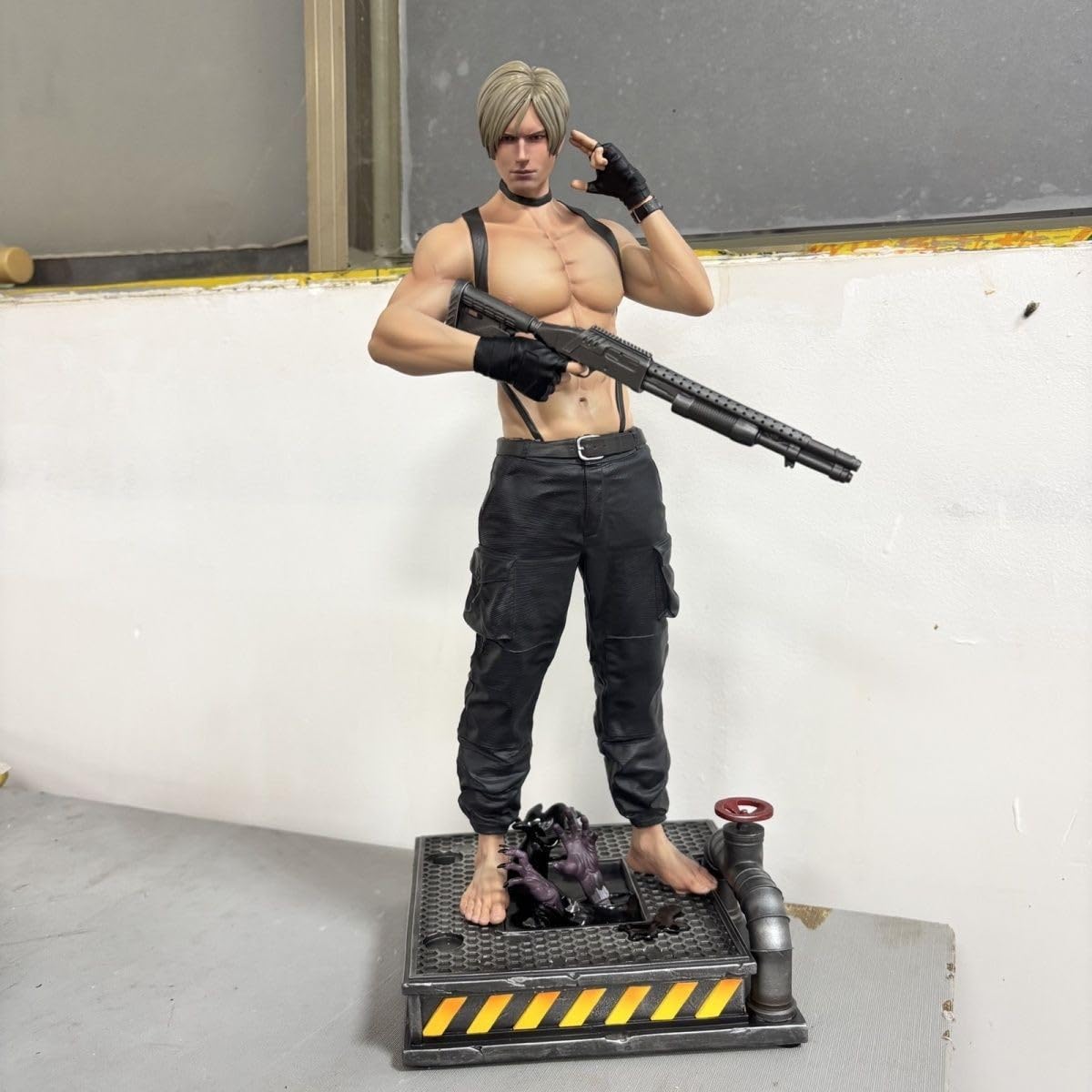 REOZIGN Leon-Figur, nackter Torsojäger, Leon Scott Kennedy, Anime, 32 cm, aus PVC, Handwerk, Souvenirs für Anime-Fans, Geschenke