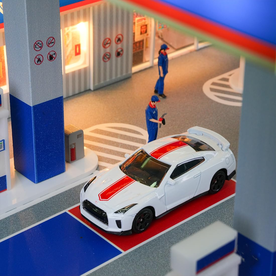 Gulf Stacja benzynowa z oświetleniem LED, stacja gazowa Diorama 1:64, zestaw scen budowlanych dla kolekcjonerów modeli samochodów (niebieska)
