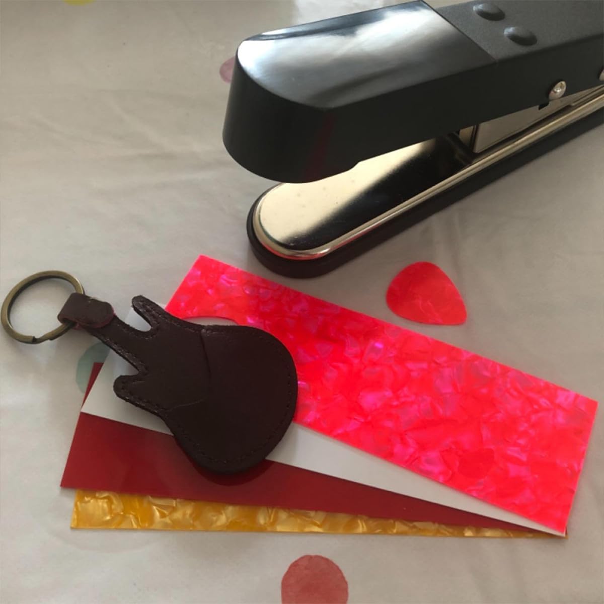 ERINGOGO 1 Zestaw Pick Cutter Guitar Pick Maker Zrób Swój Własny Dziurkacz Do Kostek Gitarowych Dziurkacz Do Kostek Gitarowych Dziurkacz Do Kostek Gitarowych Twórca Kostek Losowy Kolor