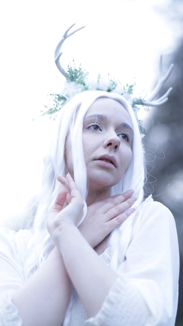 Amazon.com : MOSTORY Handmade White Flower Antler Headpiece  display picture 2