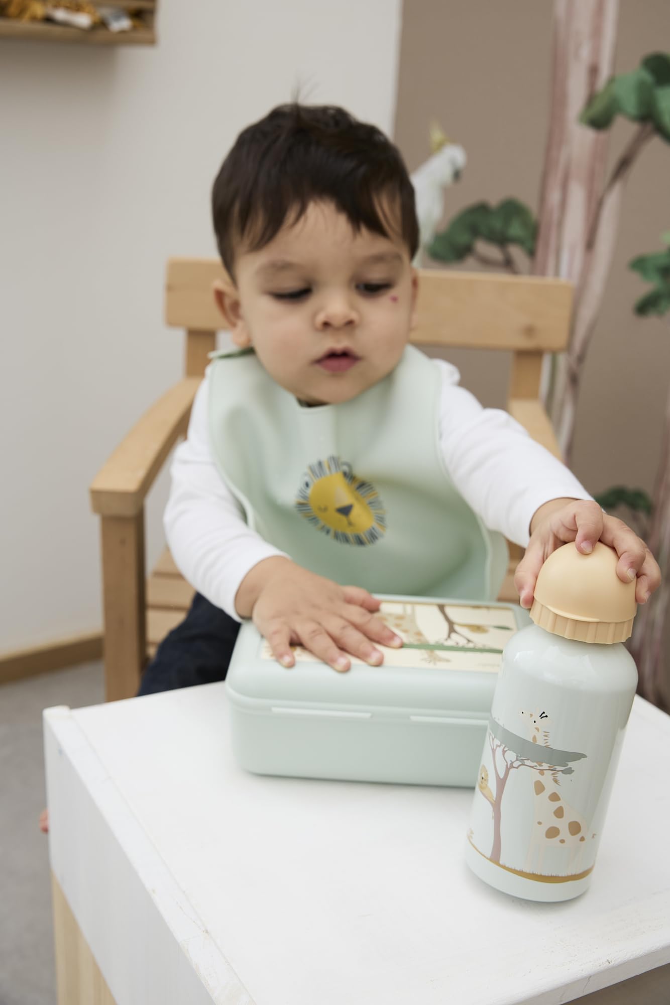 Sterntaler Kindergarten Set Löwe Leo – Unisex Multipack mit Löwen-Motiv – Enthält Kinderrucksack mit Kühlfunktion, Brotdose und Trinkflasche – Farbe Steingrau