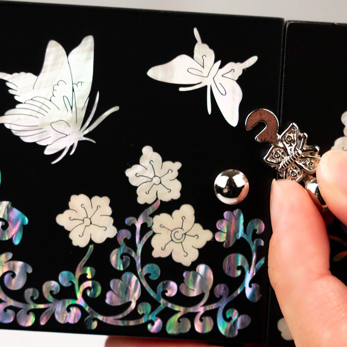 February Mountain Boîte à bijoux cubique en nacre incrustée de coquillages – Parfait pour bracelets, bibelots, montres, boucles d'oreilles, chaînes et accessoires