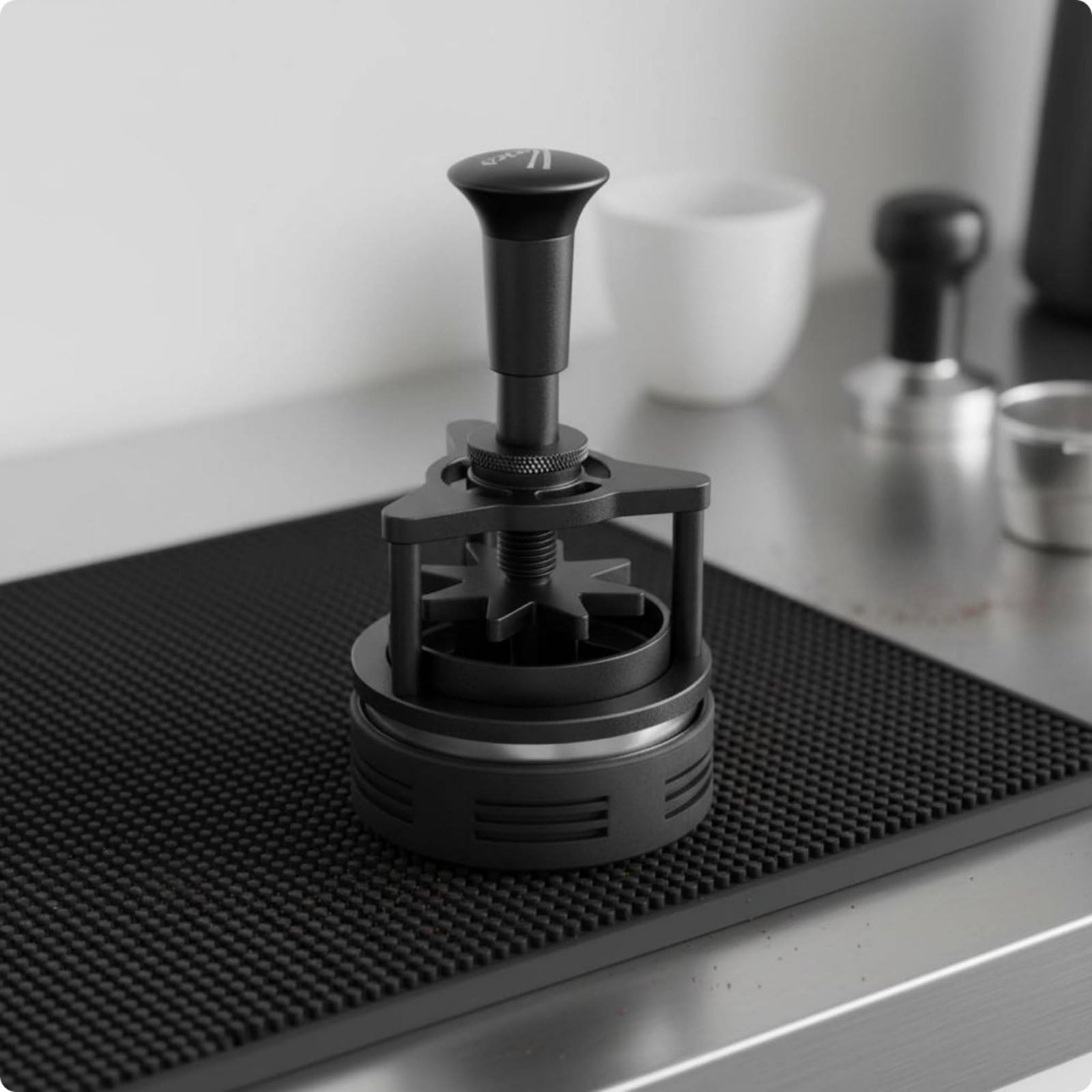 perfk Distributore Caffè Espresso Livellatore Macinato Strumento Rotante Imbuto Misuratore Meccanismo a Pressione con Rotazione Profondità Regolabile Adatto a Preparazione Espresso, 58MM