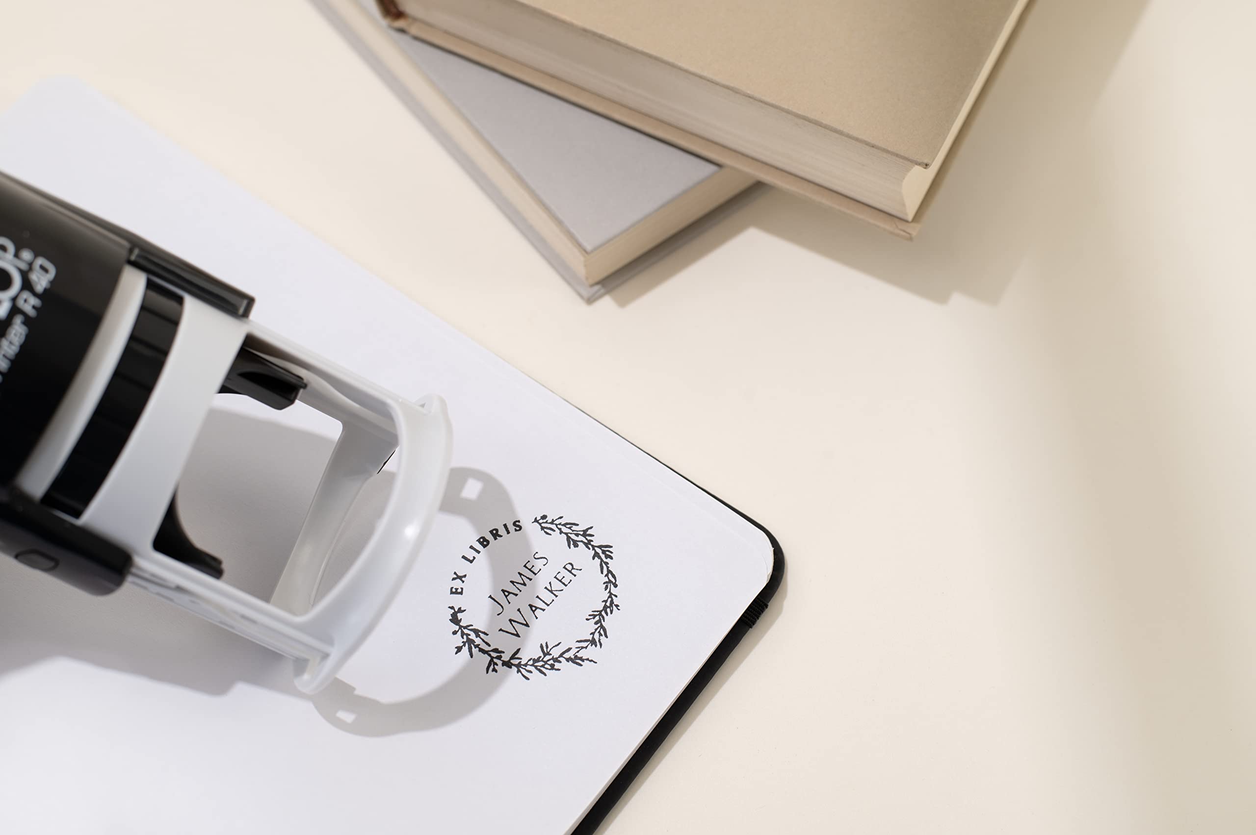 Stamp by Me | Ex Libris | Timbro per libri in legno personalizzato, Gomma| per biblioteche, pagine, lettere, Insegnante | Rotondo | 4 disegni