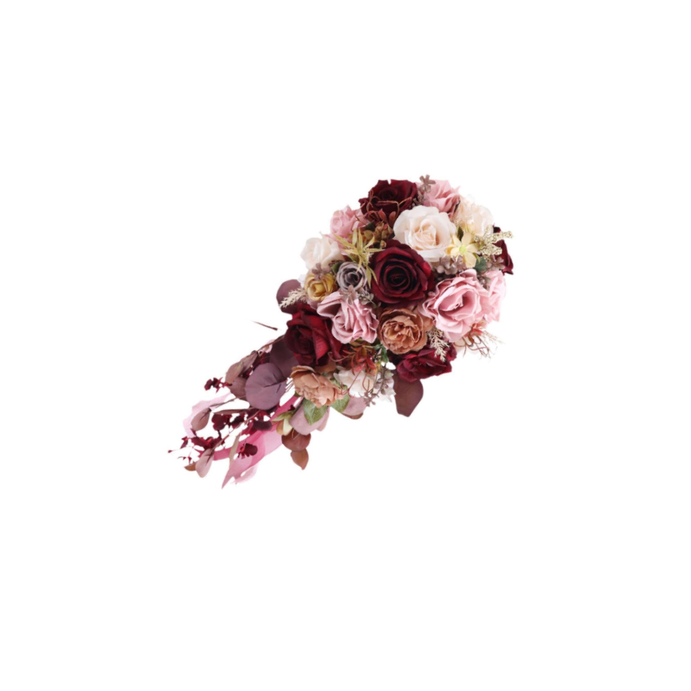 Bellissimo bouquet da sposa rosso scuro con fiori di seta a