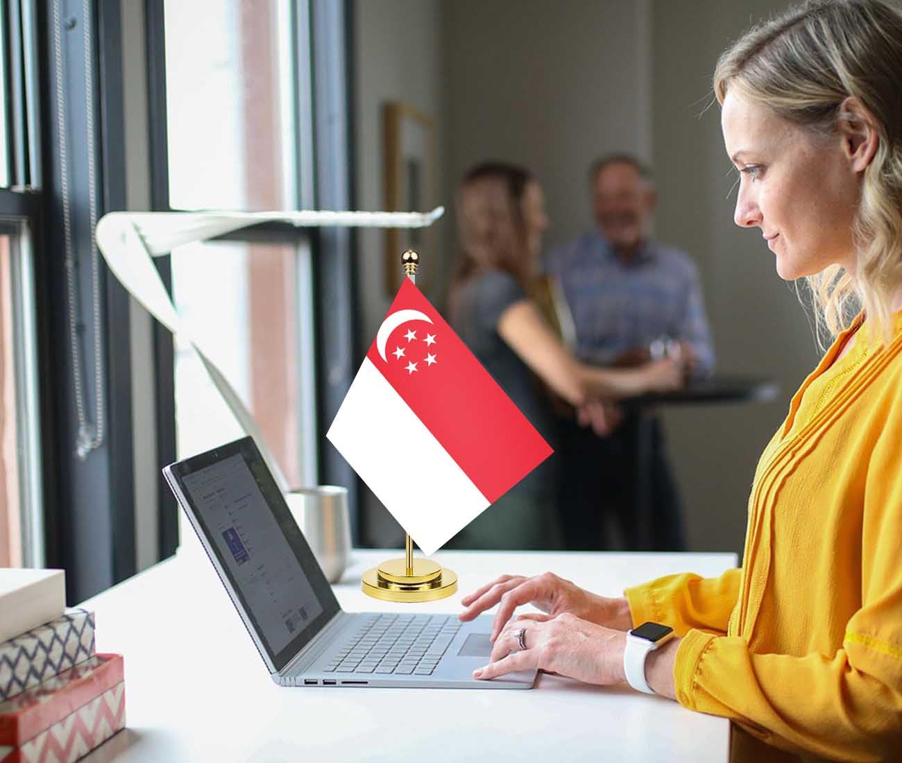 シンガポールデスクフラグ2点、高さ12インチの小さなシンガポール人屋内バナー、オフィスホームテーブル用の小さなプリント装飾